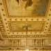 Ammiriamo infine il magnificente soffitto circoscritto da unampia fascia con corone lauree